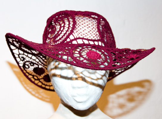 Hut mit Bl�ttermuster in rot